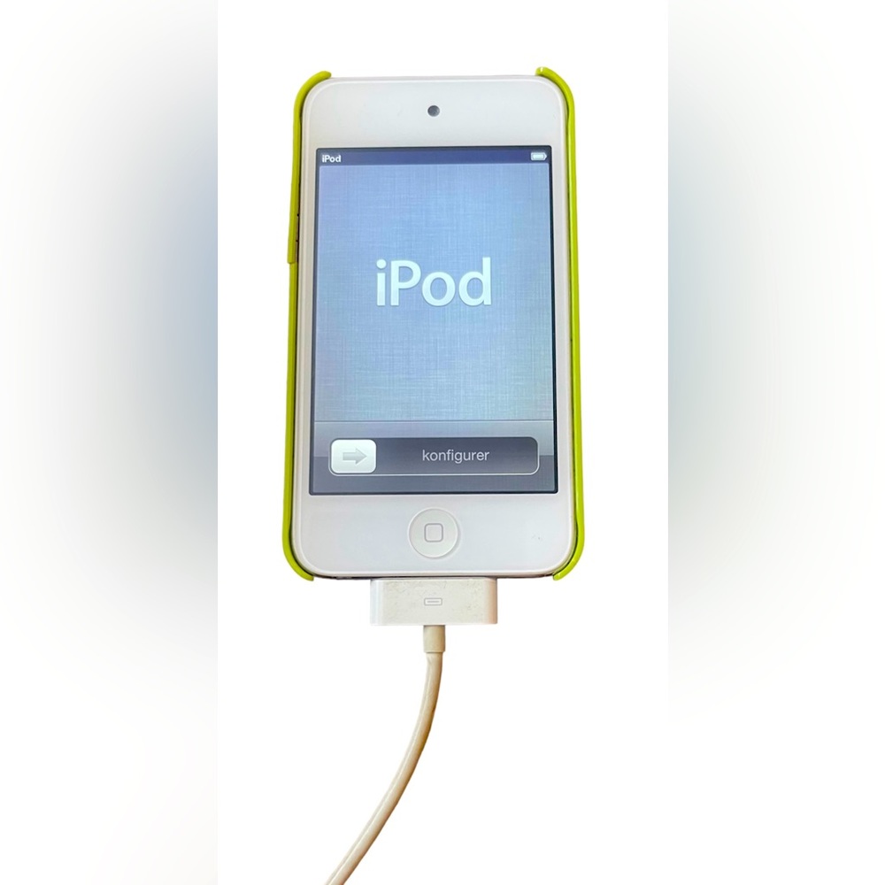 iPod Touch, 4th Generation 8GB, White w/Lightning to USB Cable and 2 Cases